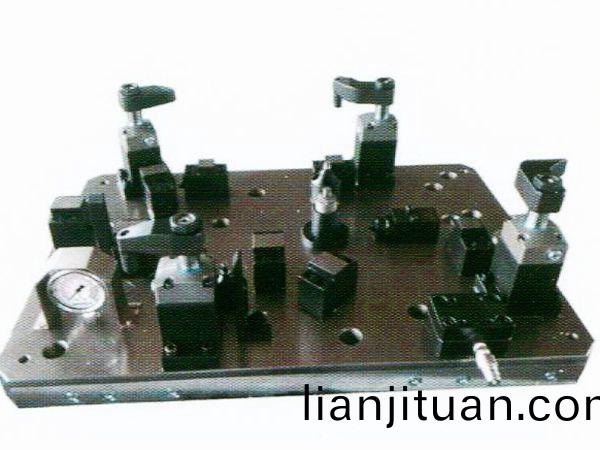 齒(chi)輪(lun)室罩蓋液壓裌(jia)具